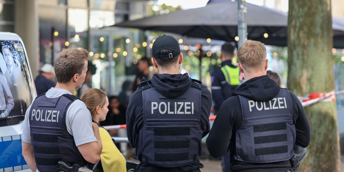 Mitten in der belebten Essener Innenstadt haben maskierte Männer einen Häftling befreit, der in eine Arztpraxis gebracht werden sollte.