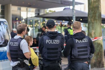 Mitten in der belebten Essener Innenstadt haben maskierte Männer einen Häftling befreit, der in eine Arztpraxis gebracht werden sollte.