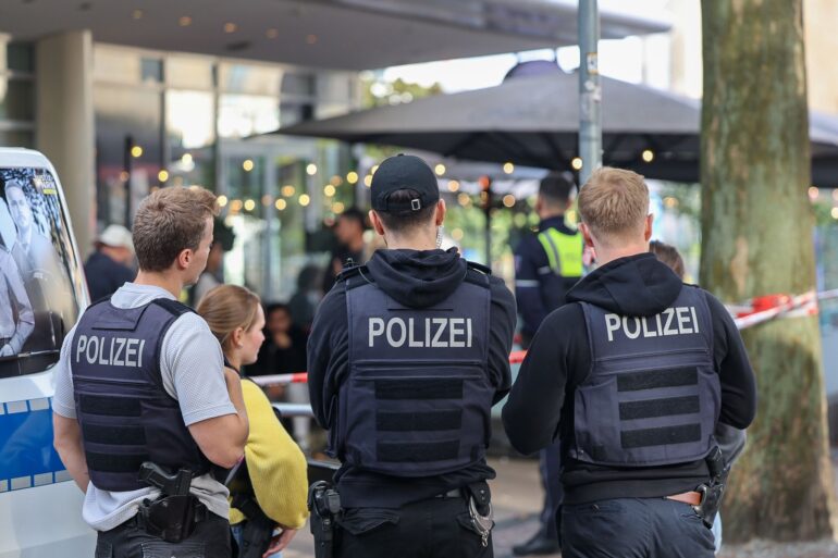 Mitten in der belebten Essener Innenstadt haben maskierte Männer einen Häftling befreit, der in eine Arztpraxis gebracht werden sollte.