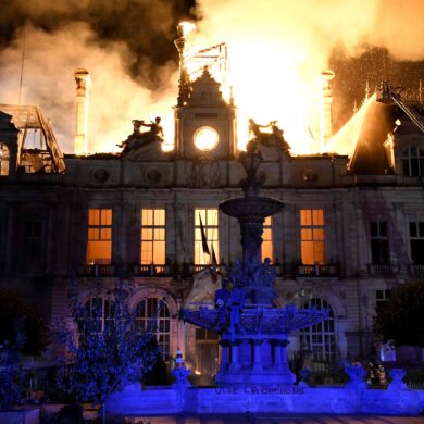 Das historische Rathaus von Limoges wurde durch einen von Randalierern gelegten Brand weitgehend zerstört.