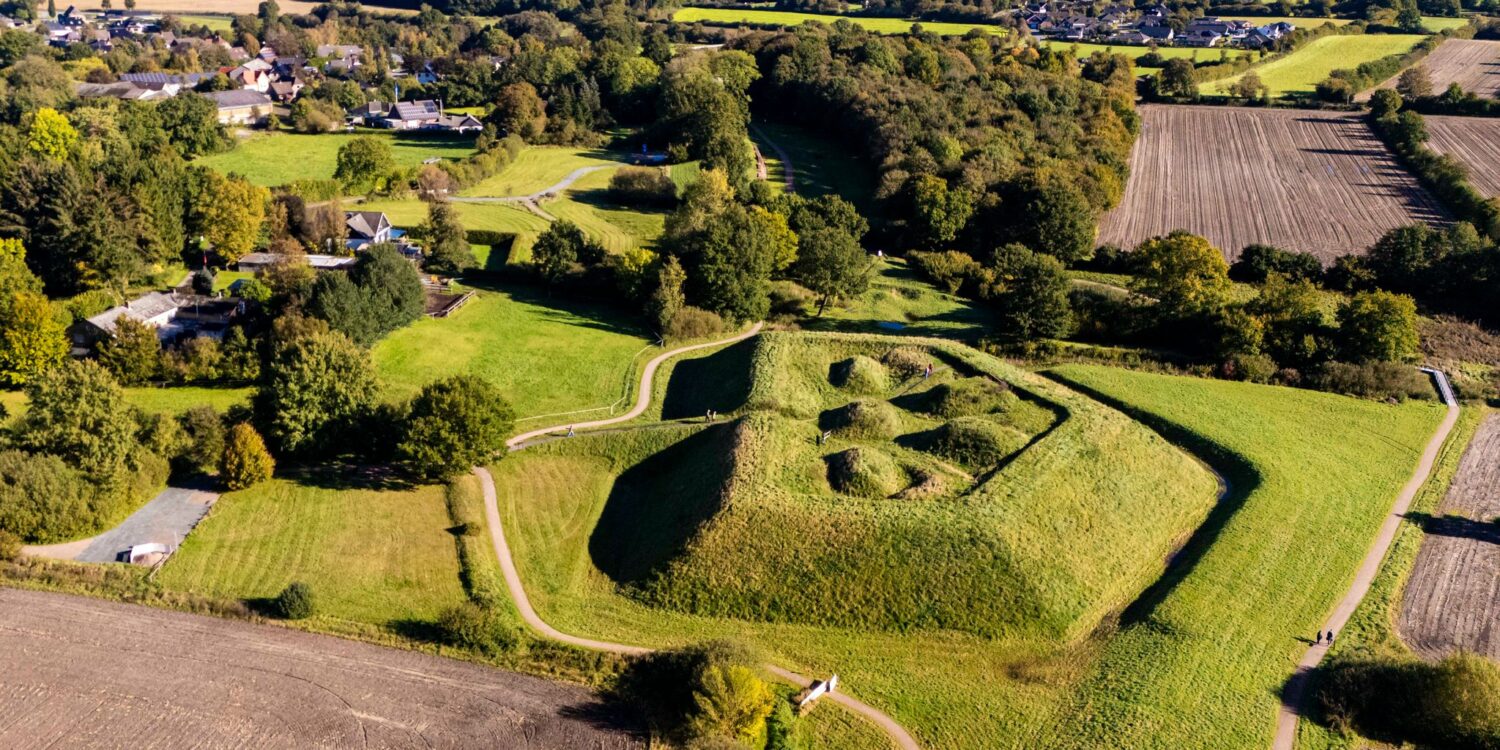 Schleswig Archäologischer Park: neue Cortenstahlbrücke im Unesco-Welterbe Haithabu und Danewerk verbindet Wege