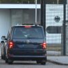 Fahrzeuge mit Blaulicht fahren beim BGH vor.