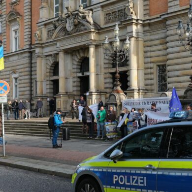 Der Angeklagte muss sich unter anderem wegen eines Kriegsverbrechens verantworten.