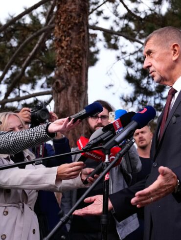 Der tschechische Ministerpräsident Andrej Babis (ANO) spricht mit den Medien, nachdem er bei den Senats- und Kommunalwahlen seine Stimme abgegeben hat.