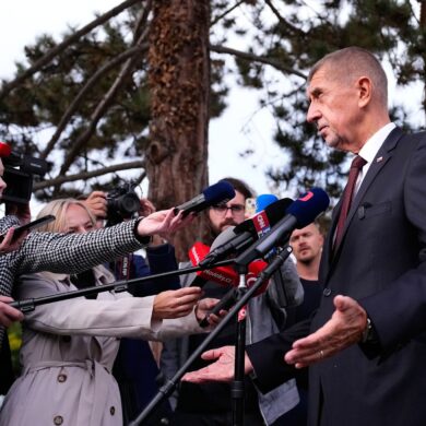 Der tschechische Ministerpräsident Andrej Babis (ANO) spricht mit den Medien, nachdem er bei den Senats- und Kommunalwahlen seine Stimme abgegeben hat.