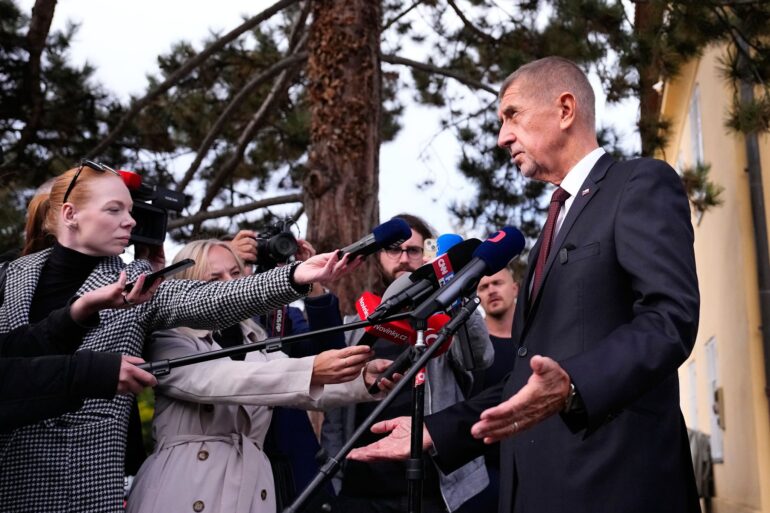 Der tschechische Ministerpräsident Andrej Babis (ANO) spricht mit den Medien, nachdem er bei den Senats- und Kommunalwahlen seine Stimme abgegeben hat.