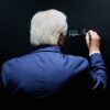 Bundespräsident Frank-Walter Steinmeier schreibt bei einem Besuch des Unternehmens The Exploration Company in Bordeaux seinen Namen an eine Tafel.