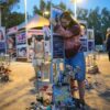 Menschen gedenken am Ort des Nova-Musikfestivals.