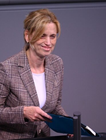 Bundesfamilienministerin Karin Prien gibt Entwarnung: Beim Elterngeld soll es nicht zu den bisher diskutierten Kürzungen kommen. (Archivbild)