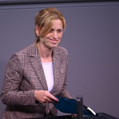Bundesfamilienministerin Karin Prien gibt Entwarnung: Beim Elterngeld soll es nicht zu den bisher diskutierten Kürzungen kommen. (Archivbild)