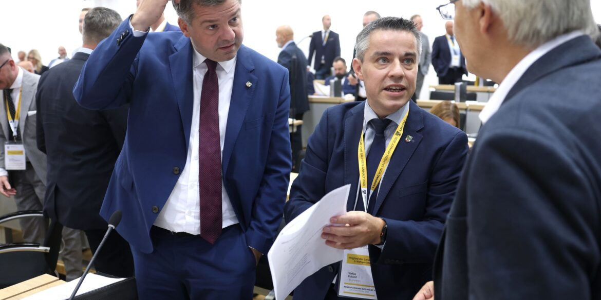 CDU-Fraktionschef Sven Schulze und der parlamentarische Geschäftsführer der CDU-Fraktion, Stefan Ruland, im Gespräch im Landtag. (Archivbild)