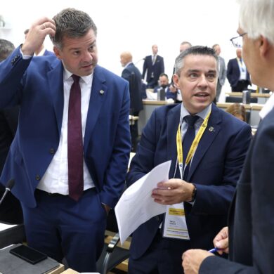 CDU-Fraktionschef Sven Schulze und der parlamentarische Geschäftsführer der CDU-Fraktion, Stefan Ruland, im Gespräch im Landtag. (Archivbild)