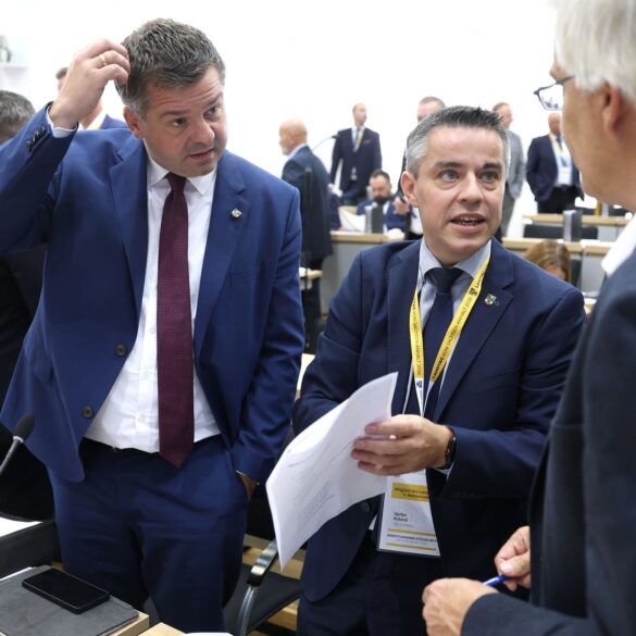 CDU-Fraktionschef Sven Schulze und der parlamentarische Geschäftsführer der CDU-Fraktion, Stefan Ruland, im Gespräch im Landtag. (Archivbild)