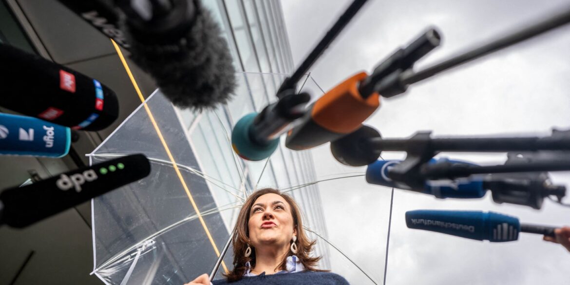 CDU-Generalsekretärin Franziska Hoppermann steht zu Beginn der Präsidiumsklausur im Regen.