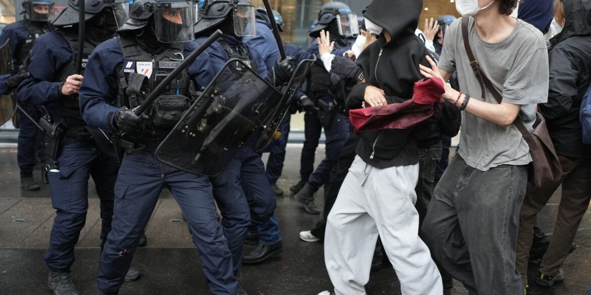 Vor der Pariser Elitehochschule Sciences Po gerieten Studenten und Polizisten aneinander.
