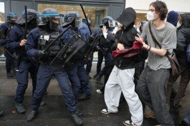 Vor der Pariser Elitehochschule Sciences Po gerieten Studenten und Polizisten aneinander.