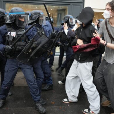 Vor der Pariser Elitehochschule Sciences Po gerieten Studenten und Polizisten aneinander.