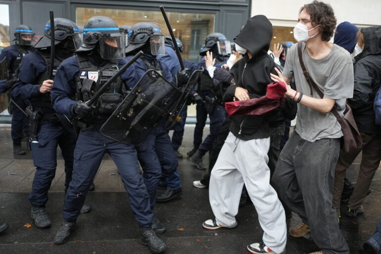 Vor der Pariser Elitehochschule Sciences Po gerieten Studenten und Polizisten aneinander.