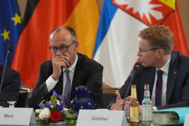Daniel Günther (r) sprach bei «Inas Nacht» auch über Friedrich Merz.