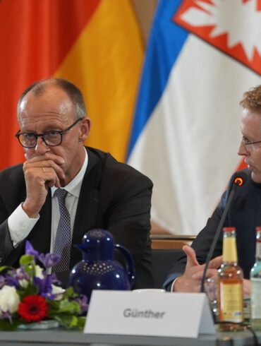 Daniel Günther (r) sprach bei «Inas Nacht» auch über Friedrich Merz.