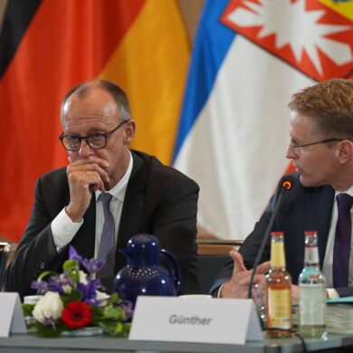 Daniel Günther (r) sprach bei «Inas Nacht» auch über Friedrich Merz.