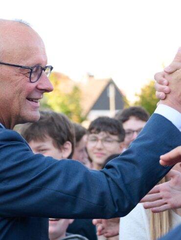 Handshake mit dem Kanzler: Friedrich Merz hat am Montag sein altes Gymnasium in Rüthen besucht