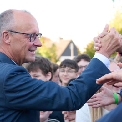 Handshake mit dem Kanzler: Friedrich Merz hat am Montag sein altes Gymnasium in Rüthen besucht