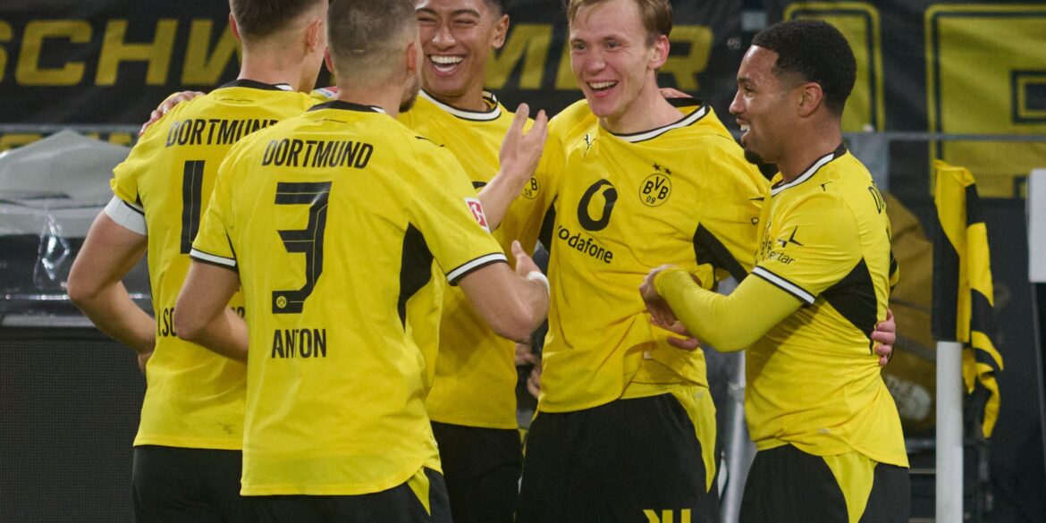 Maximilian Beier (2.v.r.) schoss das Siegtor für den BVB.