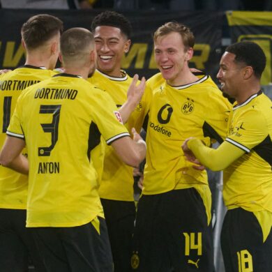 Maximilian Beier (2.v.r.) schoss das Siegtor für den BVB.