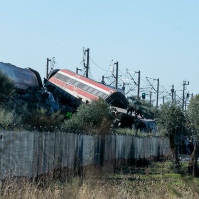 Waggons stürzten einen Bahndamm hinunter.