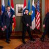 Das Telefonat des norwegischen Ministerpräsidenten Jonas Gahr Støre (r) und des finnischen Präsidenten Alexander Stubb (2. von links) mit Kremlchef Wladimir Putin kam auch unter US-Vermittlung zustande. (Archivbild)