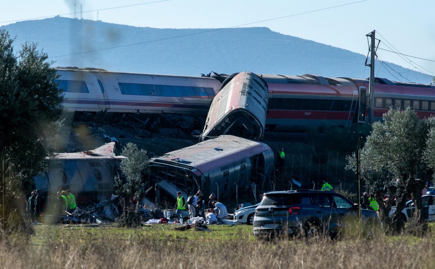 Bei dem Unglück entgleisten zwei Waggons eines Zuges des privaten Bahnunternehmens Iryo.