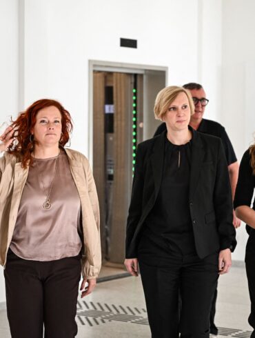 Die Parteivorsitzenden Bettina König (SPD, l-r), Nina Stahr (Bündnis 90/Die Grünen) und Kerstin Wolter (Die Linke) und andere Politiker haben sich erstmals nach der Wahl im Drei-Parteien-Format getroffen.