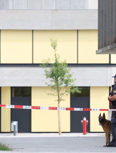Bei dem Angriff am Welfen-Gymnasium waren zwei 13 Jahre alte Schülerinnen schwer verletzt worden. (Archivbild)