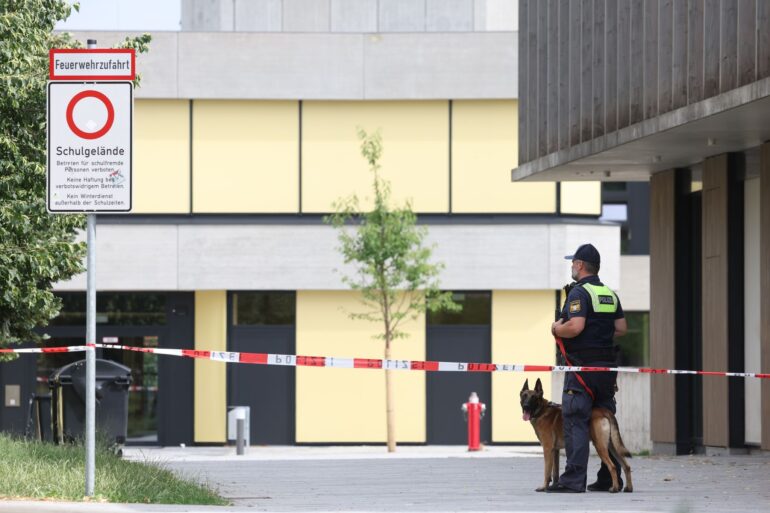 Bei dem Angriff am Welfen-Gymnasium waren zwei 13 Jahre alte Schülerinnen schwer verletzt worden. (Archivbild)