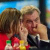 Ilse Aigner (CSU), Präsidentin des bayerischen Landtags, und Markus Söder, CSU-Vorsitzender, sitzen beim CSU-Parteitag nebeneinander und unterhalten sich.