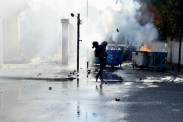 Bei den Protesten in Tirana gab es chaotische Szenen.