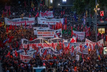 In Barcelona haben zahlreiche Menschen gegen Wohnungsnot demonstriert.