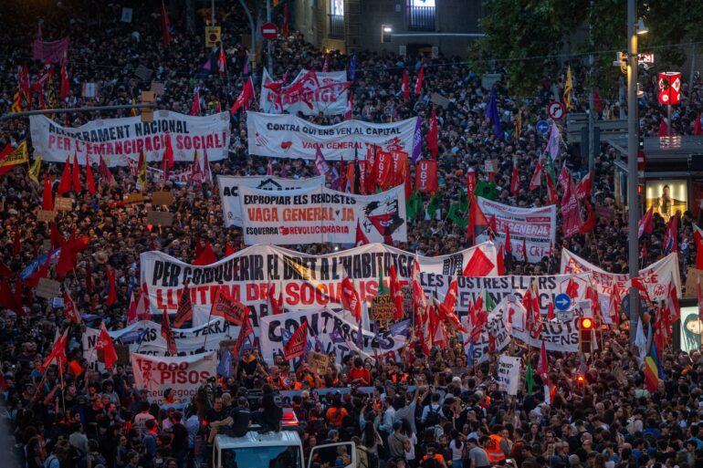 In Barcelona haben zahlreiche Menschen gegen Wohnungsnot demonstriert.