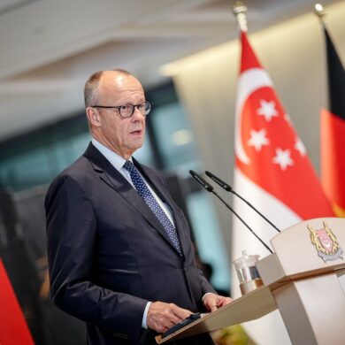 Bundeskanzler Friedrich Merz (CDU) wirbt bei einem Besuch in Singapur für einen Ausbau der Handelsbeziehungen.