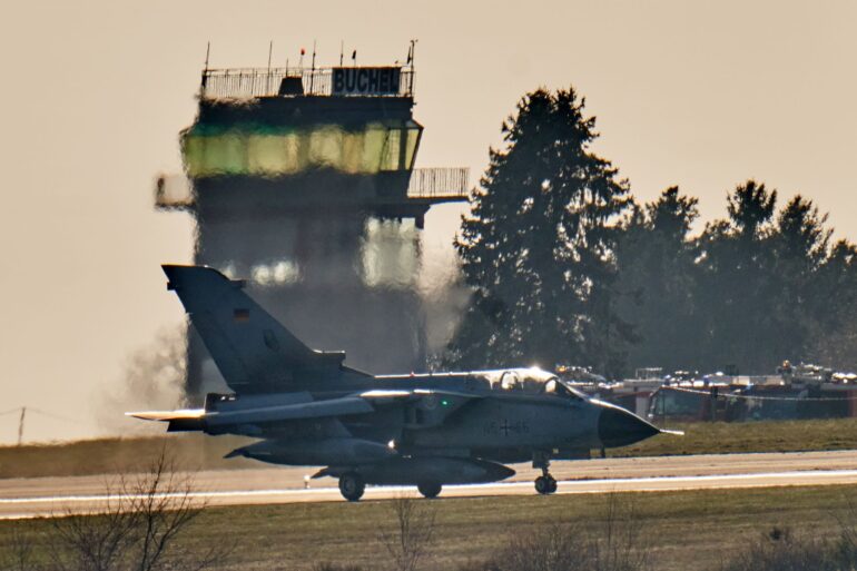 Zeichen des Zusammenhalts: Die Luftwaffe verlegt für die Nato-Übung drei Tornados nach Italien. (Archivbild)