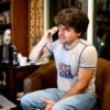 Karl Deisseroth, einer der drei Preisträger des Nobelpreises für Medizin 2026, telefoniert  zu Hause in Stanford, Kalifornien, mit seinem Handy.