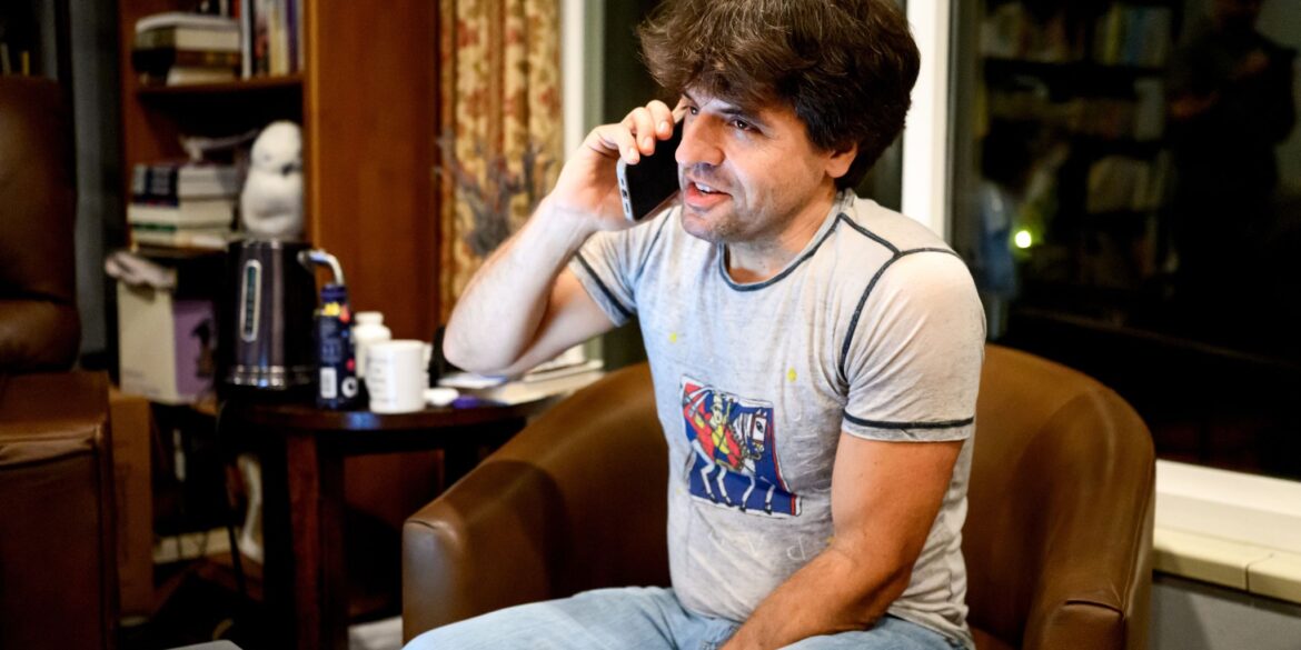 Karl Deisseroth, einer der drei Preisträger des Nobelpreises für Medizin 2026, telefoniert zu Hause in Stanford, Kalifornien, mit seinem Handy.