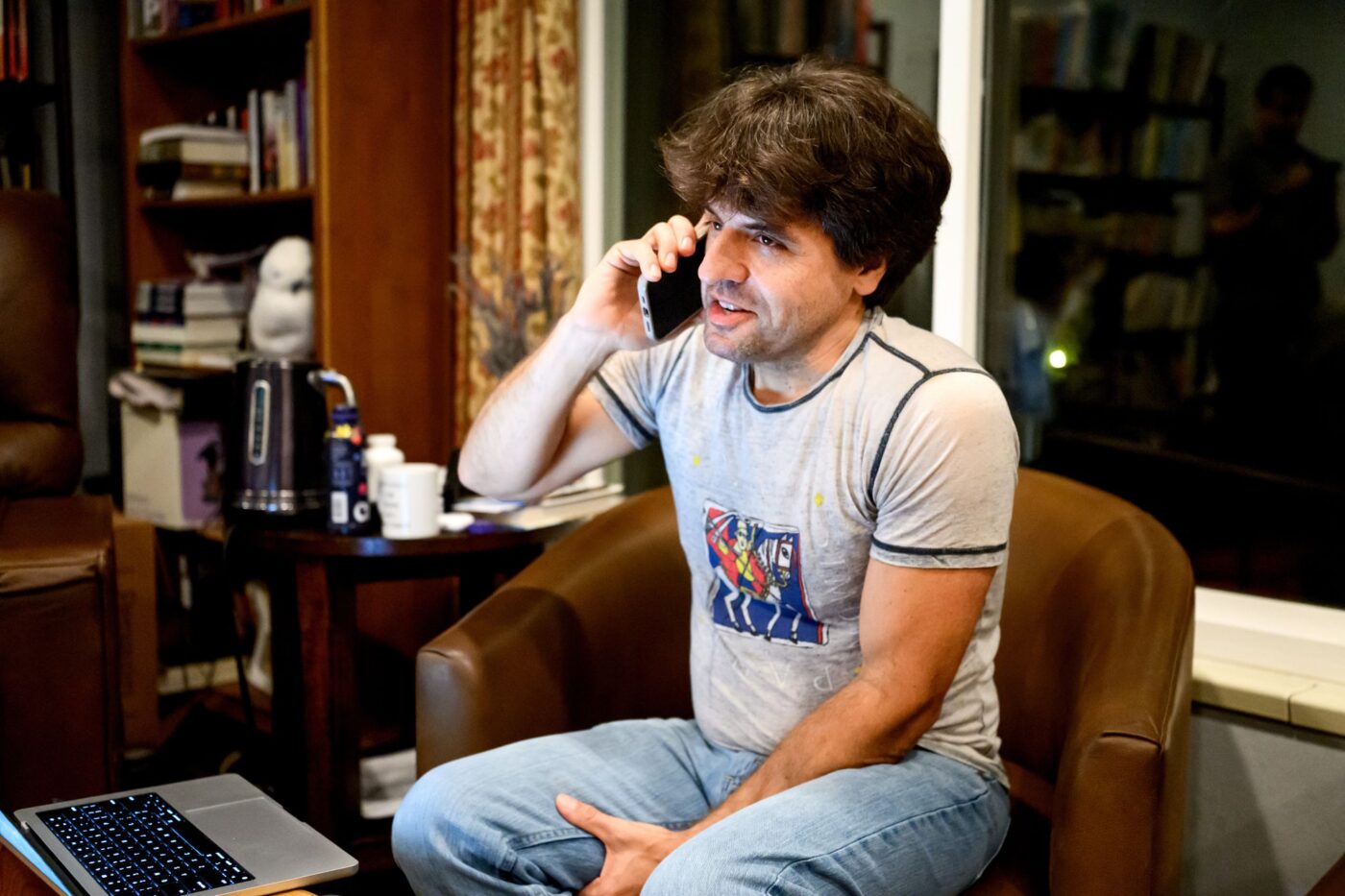 Karl Deisseroth, einer der drei Preisträger des Nobelpreises für Medizin 2026, telefoniert zu Hause in Stanford, Kalifornien, mit seinem Handy.
