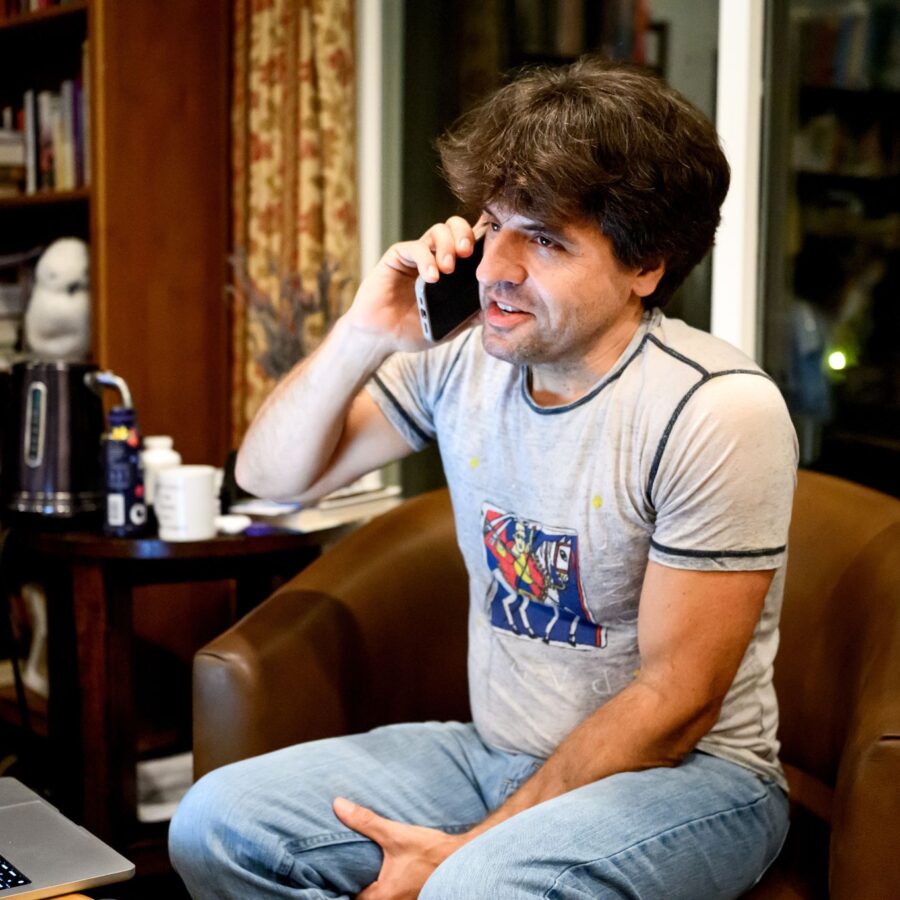 Karl Deisseroth, einer der drei Preisträger des Nobelpreises für Medizin 2026, telefoniert zu Hause in Stanford, Kalifornien, mit seinem Handy.