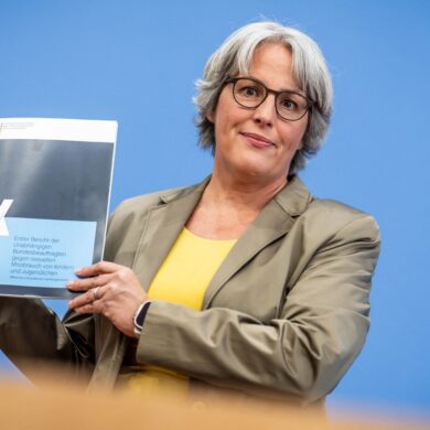 Die Missbrauchsbeauftragte des Bundes, Kerstin Claus, sieht Fortschritte im Kampf gegen sexuelle Gewalt aber noch viele Baustellen zur Verbesserung der Lage. Ihr Bericht ist eine Bestandsaufnahme.