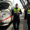 Sicherheitskräfte der DB kontrollieren das Alkoholverbot an den konzerneigenen Bahnhöfen.