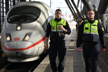 Sicherheitskräfte der DB kontrollieren das Alkoholverbot an den konzerneigenen Bahnhöfen.