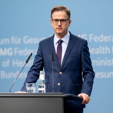 Gesundheitsminister Linemann schließt Leistungskürzungen in der Pflegeversicherung nicht aus.