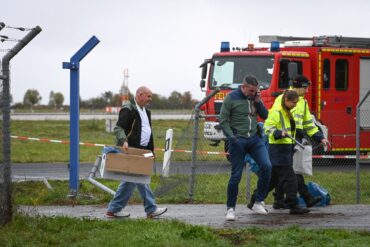 Nachdem ein Zaun am Flughafen Leipzig/Halle stark beschädigt wurde, ermittelt die Polizei in alle Richtungen.